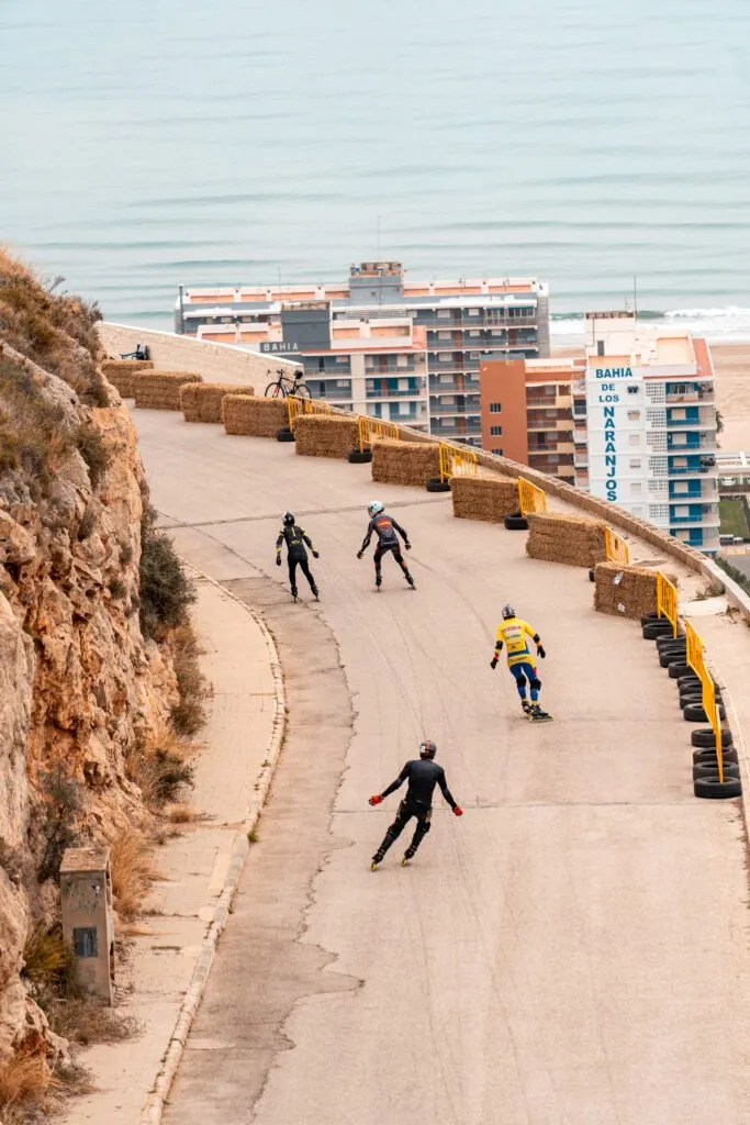 Patinadores descendiendo por el circuito de Cullera.